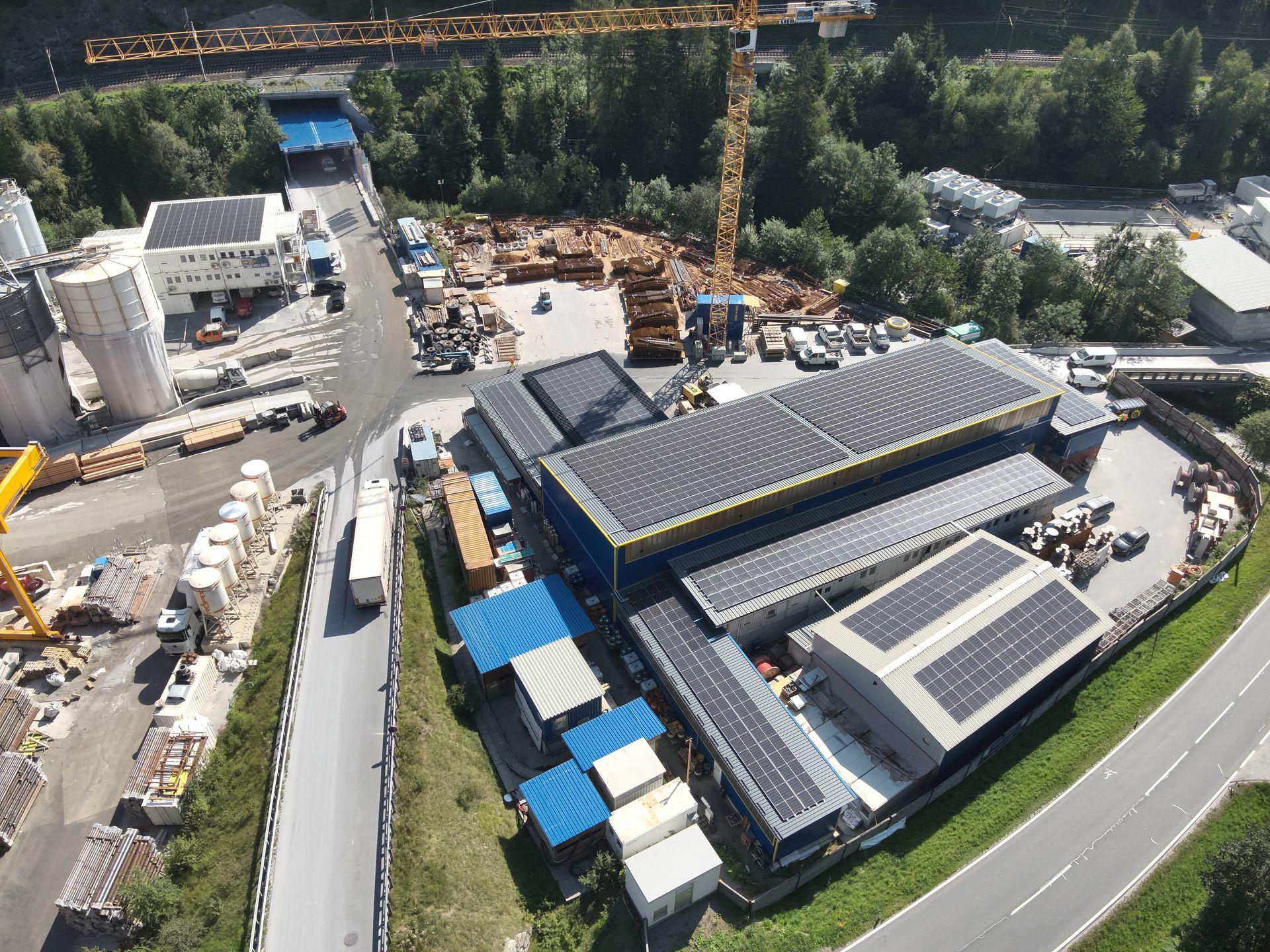 Bestehende Photovoltaikanlage auf einem Gewerbedach aus der Sonnenkraft-Tirol-Projektpraxis